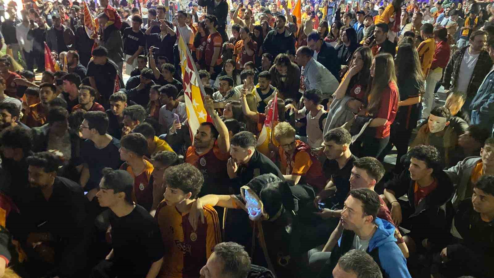 trabzonlu taraftar galatasarayin sampiyonluk kutlamasina katildi 7 YDubDPuu