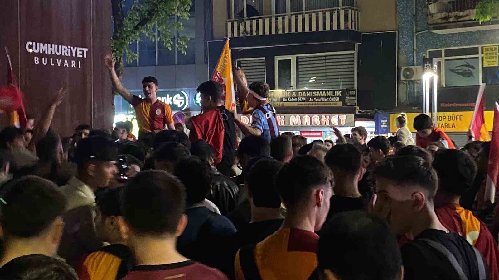 trabzonlu taraftar galatasarayin sampiyonluk kutlamasina katildi 8 mFs52k2r
