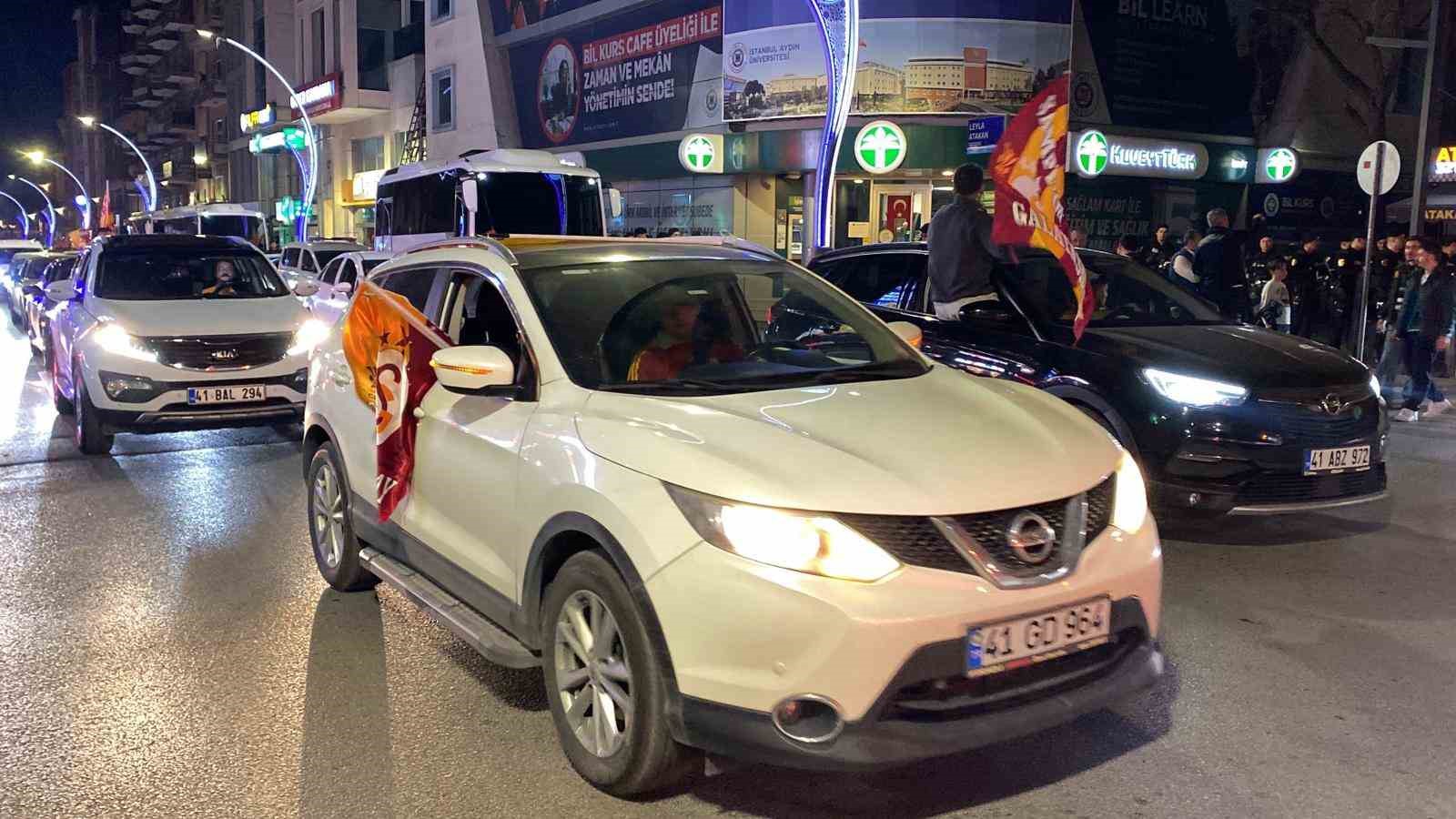 trabzonlu taraftar galatasarayin sampiyonluk kutlamasina katildi 9 pma2Cel6