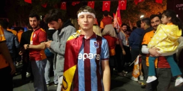 trabzonlu-taraftar-galatasarayin-sampiyonluk-kutlamasina-katildi-NTxXmnTk.jpg