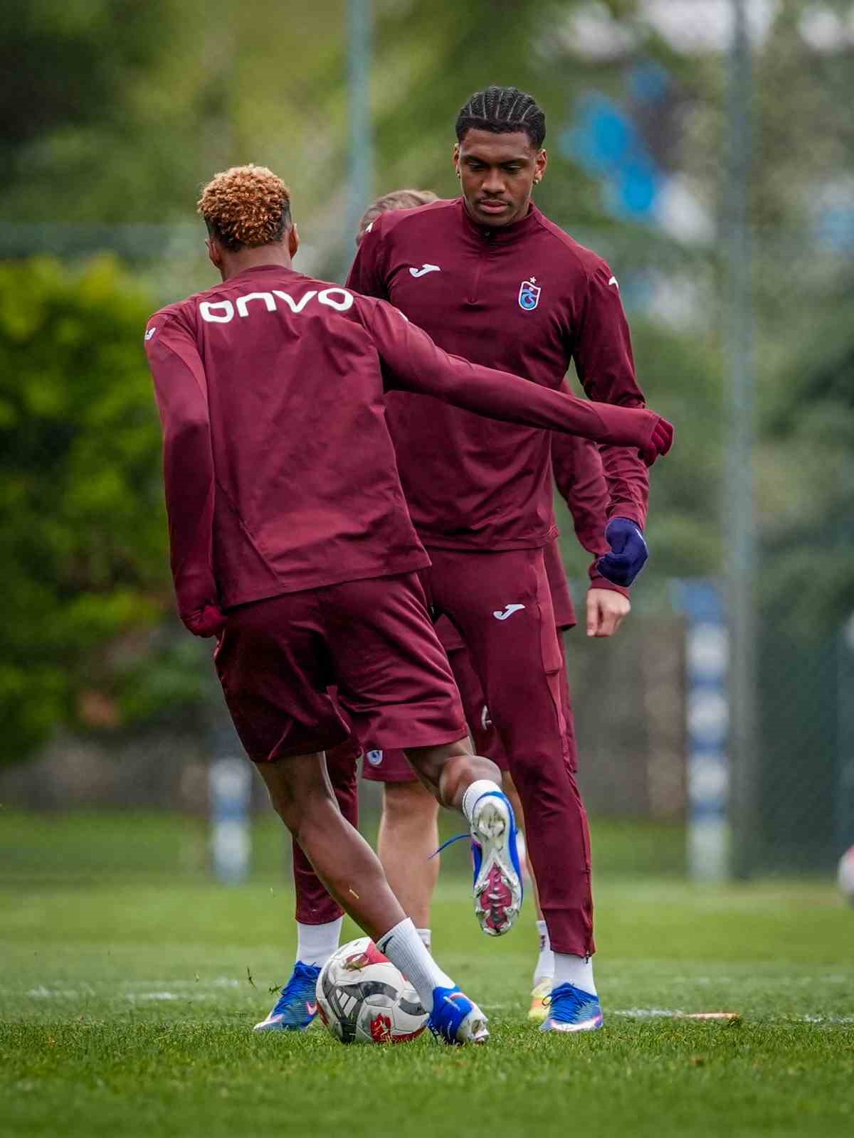 Trabzonspor, Göztepe maçı hazırlıklarını sürdürdü 8 trabzonspor goztepe maci hazirliklarini surdurdu 4 tDXtmrq8