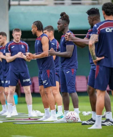 trabzonspor-onuachu-disinda-tam-kadroya-yaklasti-8HmMRkN2.jpg