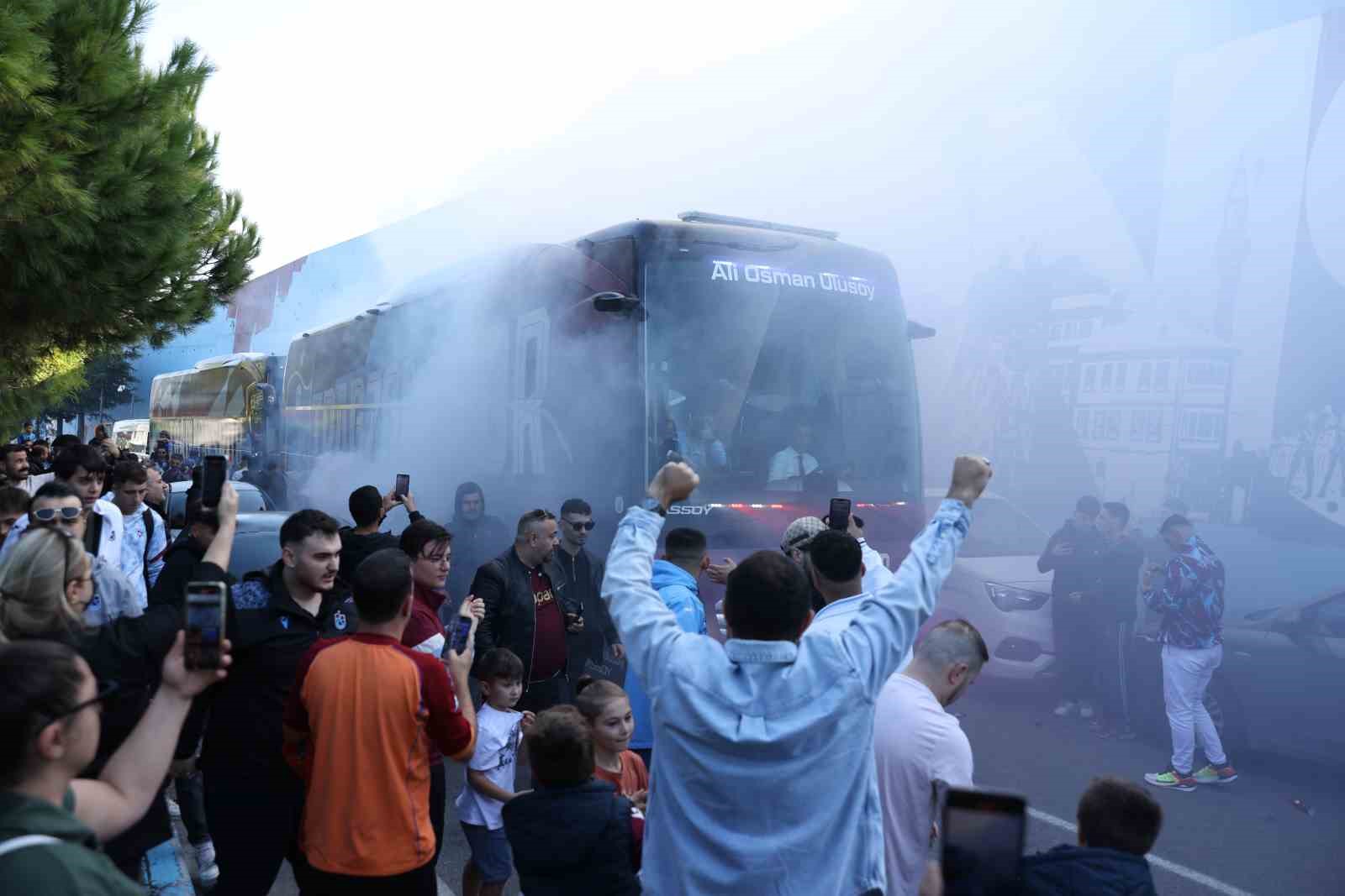 trabzonspor taraftari takimini rize deplasmanina ugurladi 3 YG8rtB2W
