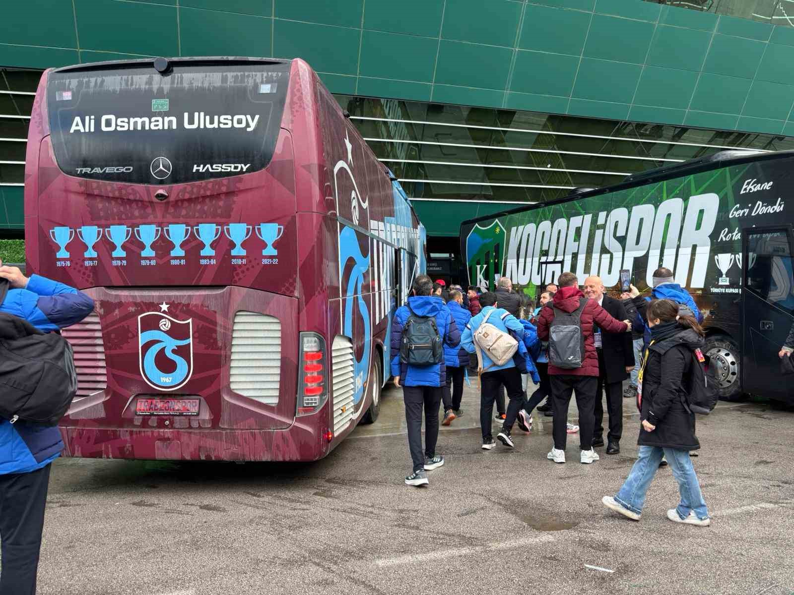 trabzonspor ve kocaelispor stadyuma giris yapti 1 L9CHNXhP