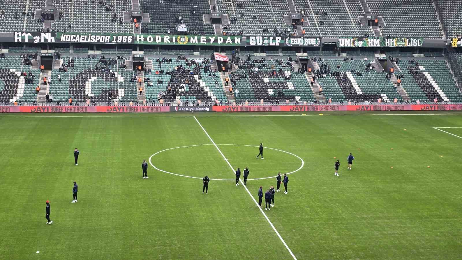 trabzonspor ve kocaelispor stadyuma giris yapti 2
