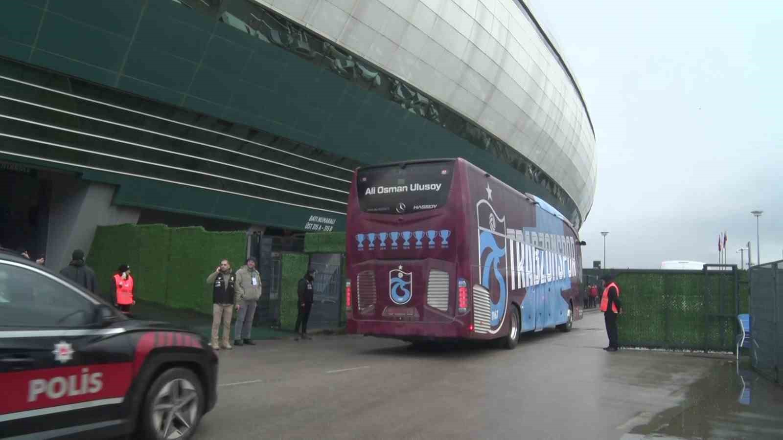trabzonspor ve kocaelispor stadyuma giris yapti 4 Z2AXBKy7