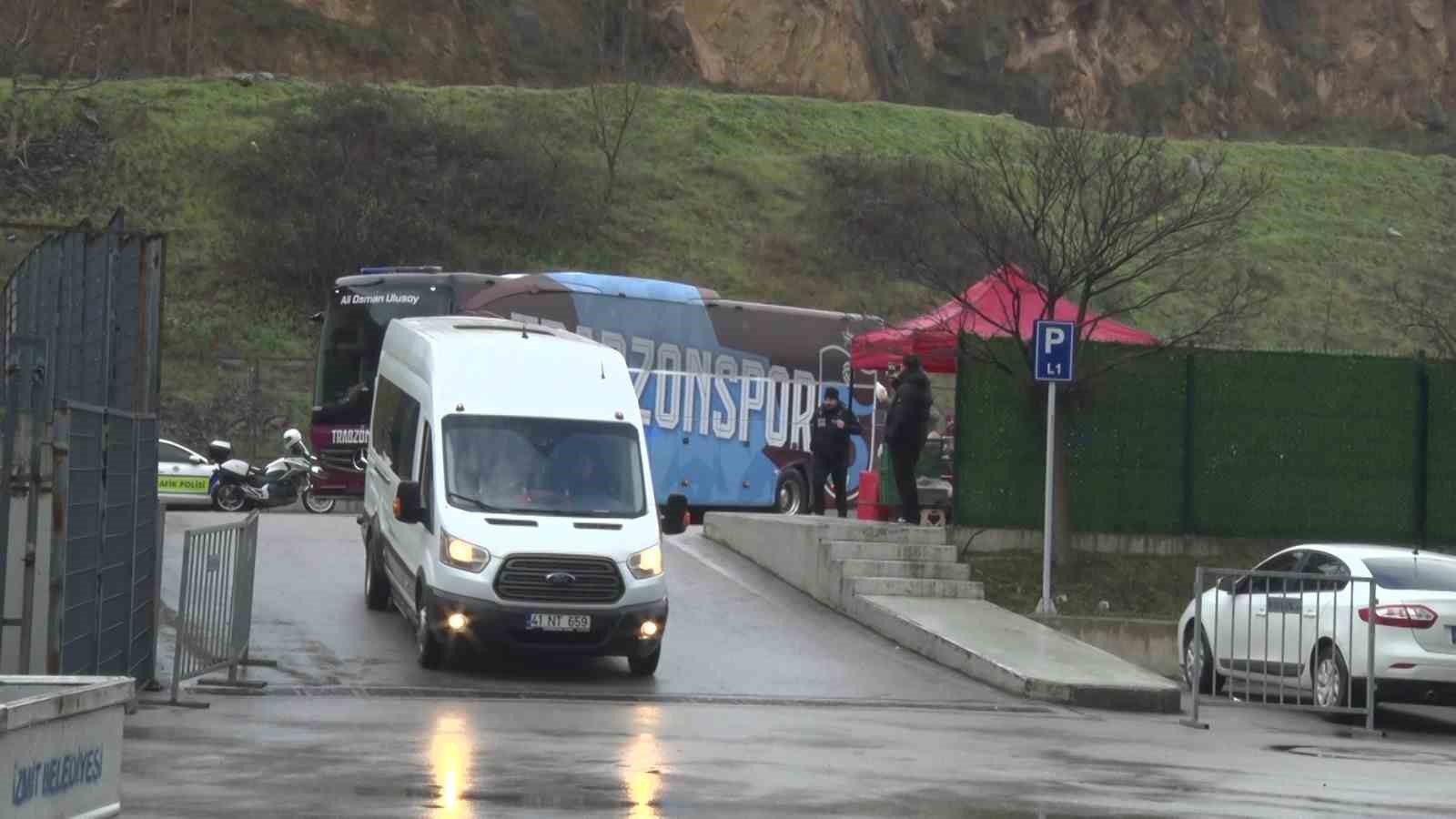 trabzonspor ve kocaelispor stadyuma giris yapti 5 SnhcY3p8