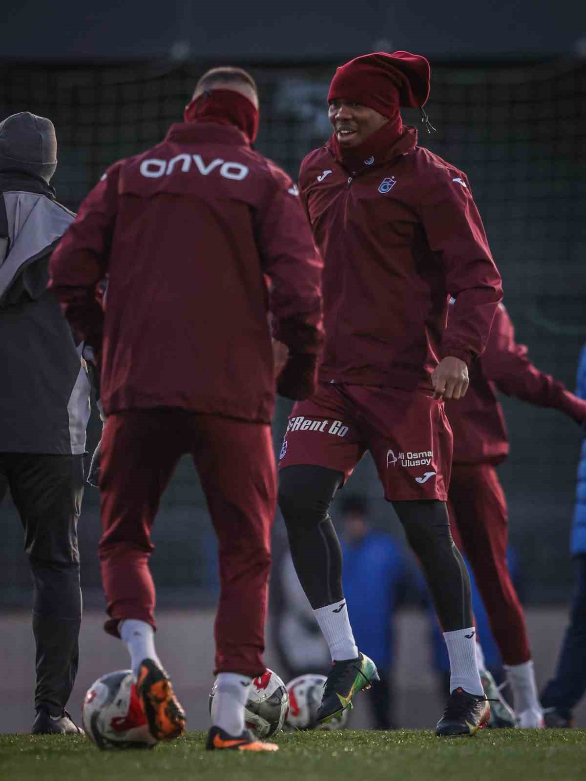 trabzonspor yeni yilin ilk antrenmanini yapti 5 RirndFdR
