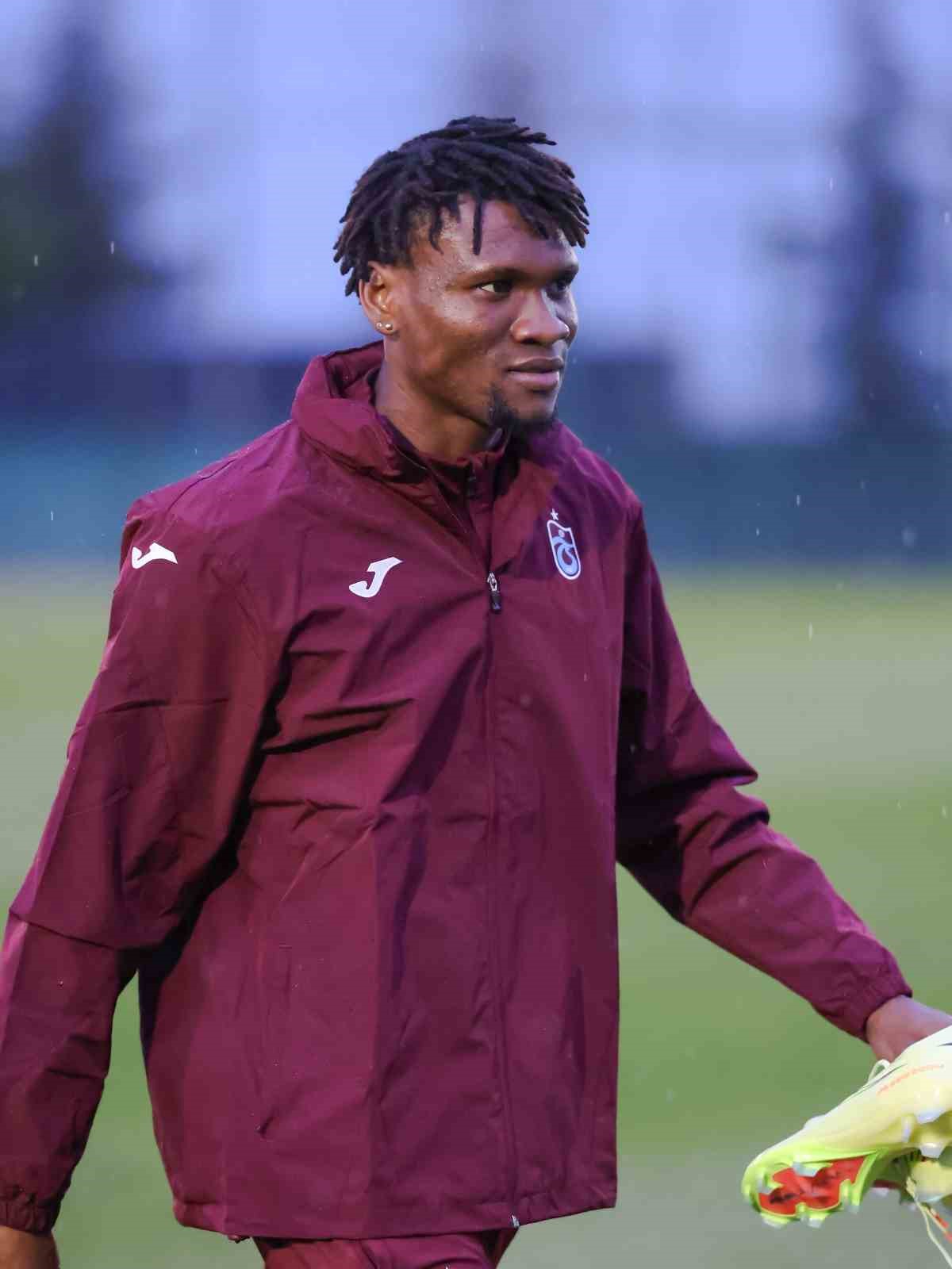 Trabzonspor’un yeni transferi Chibuike Nwaiwu ilk antrenmanına çıktı 5 trabzonsporun yeni transferi chibuike nwaiwu ilk antrenmanina cikti 1 sHPC5DHH