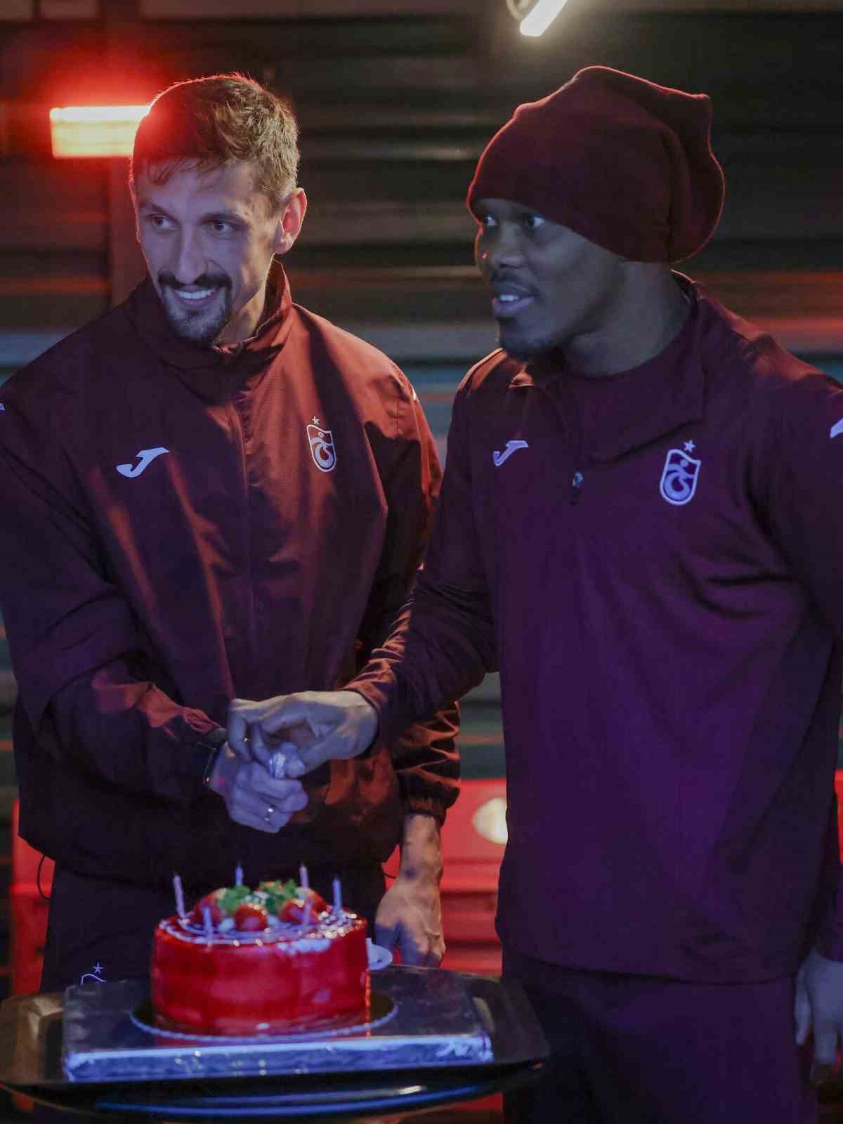 Trabzonspor’un yeni transferi Chibuike Nwaiwu ilk antrenmanına çıktı 6 trabzonsporun yeni transferi chibuike nwaiwu ilk antrenmanina cikti 2 RZMEyf4I
