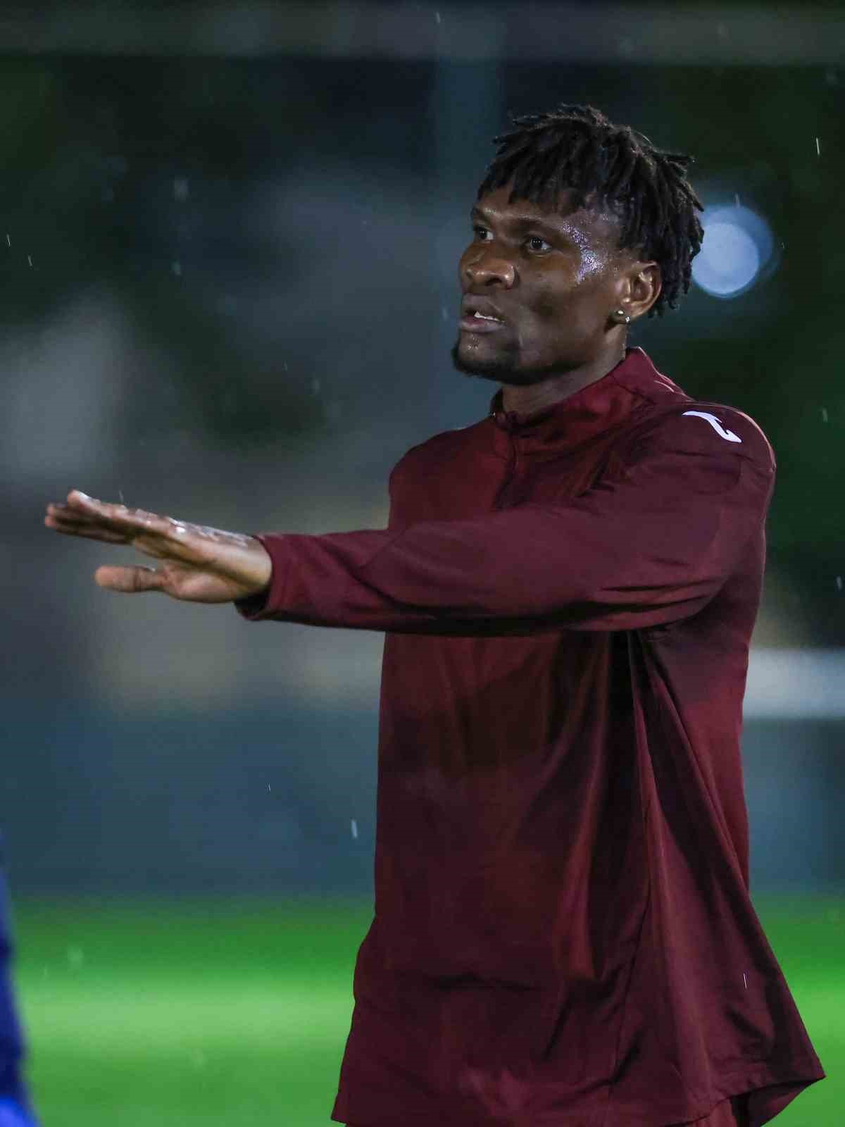 Trabzonspor’un yeni transferi Chibuike Nwaiwu ilk antrenmanına çıktı 7 trabzonsporun yeni transferi chibuike nwaiwu ilk antrenmanina cikti 3 ZEKk6SqK