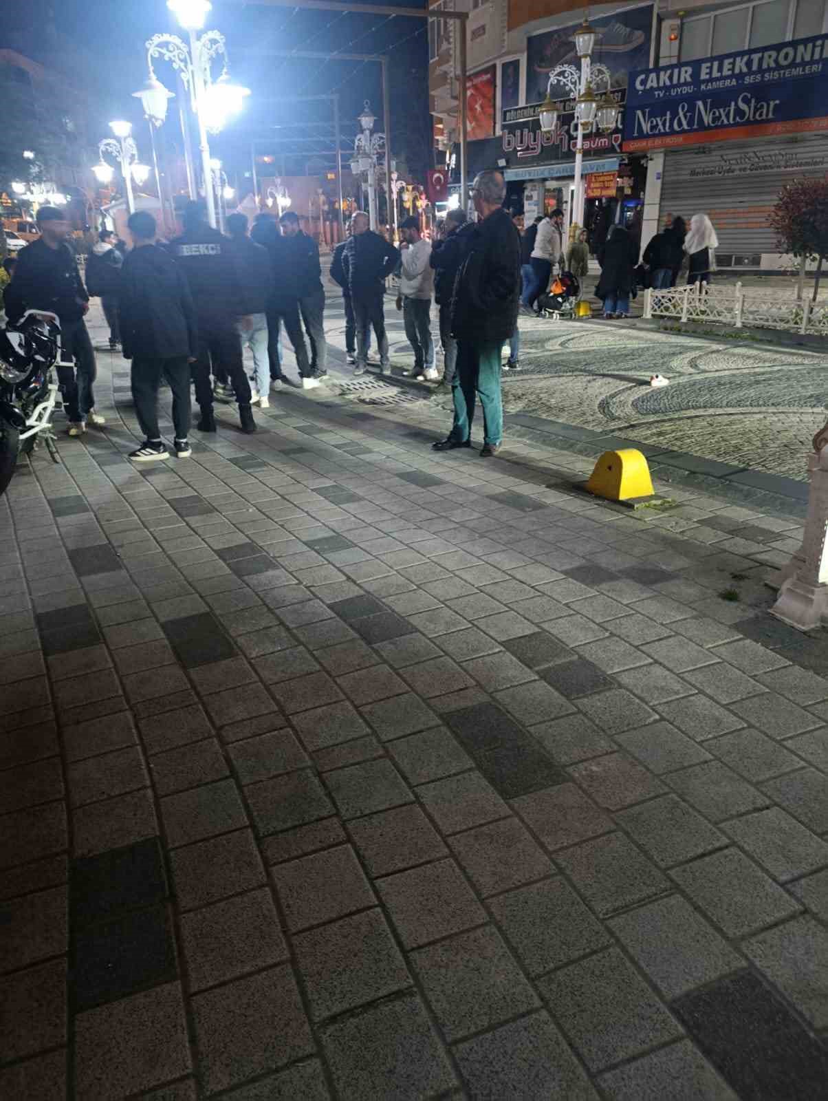 trafige kapali caddede motosiklet cocuga carpti 0 j9vz1EiN