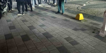 trafige-kapali-caddede-motosiklet-cocuga-carpti-pZd5EiHm.jpg