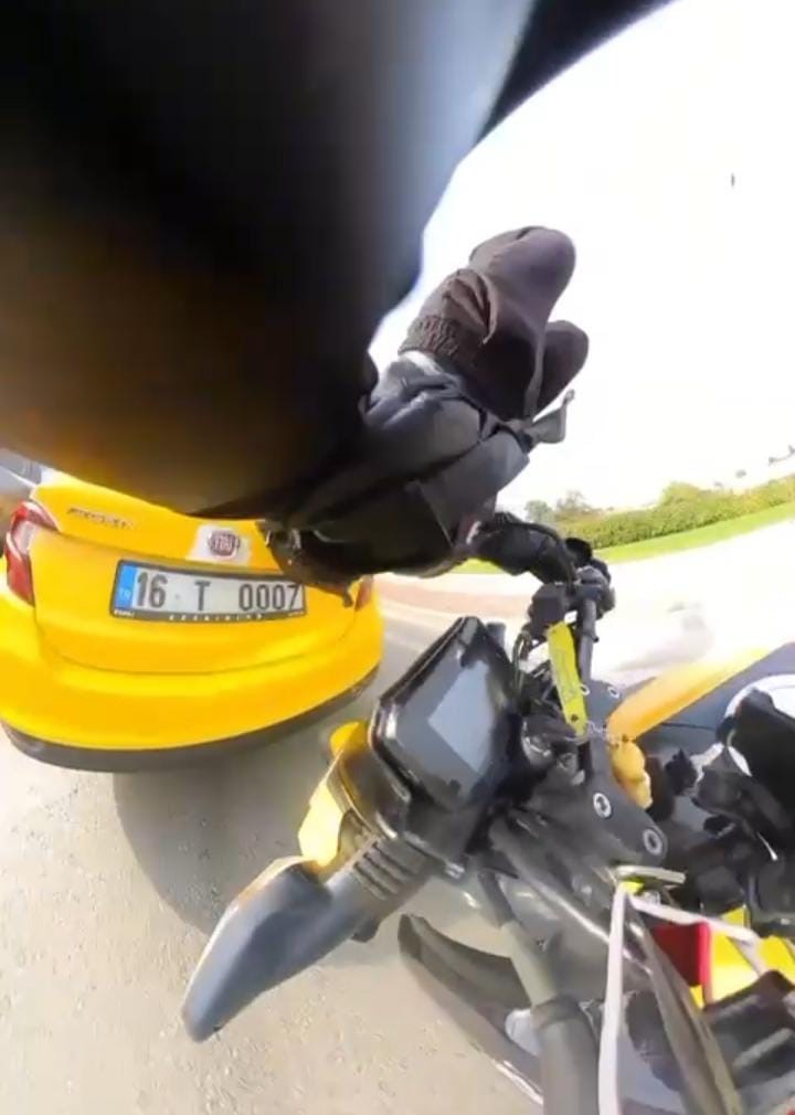 trafigin sikistigini gormeyen motosikletli onunde duran taksiye carpti 0 4pqaI2Yz
