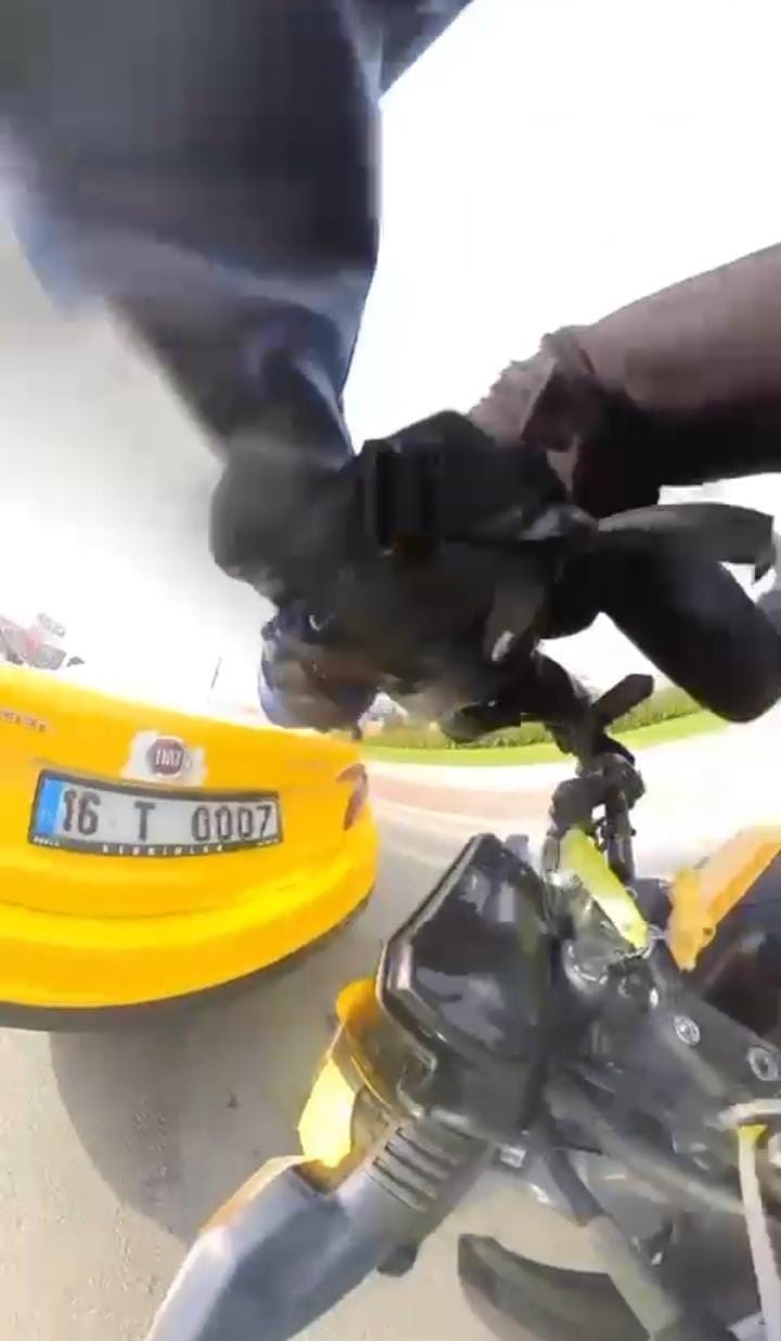 trafigin sikistigini gormeyen motosikletli onunde duran taksiye carpti 1 bzO8Pz9t