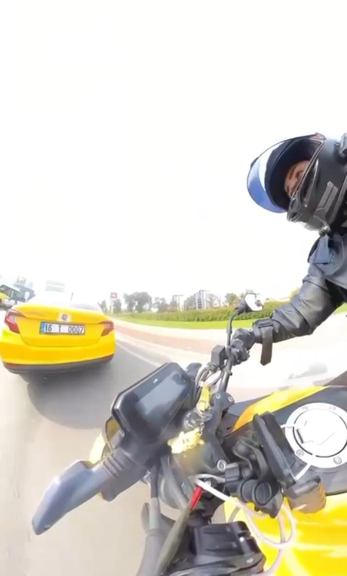 trafigin sikistigini gormeyen motosikletli onunde duran taksiye carpti 2