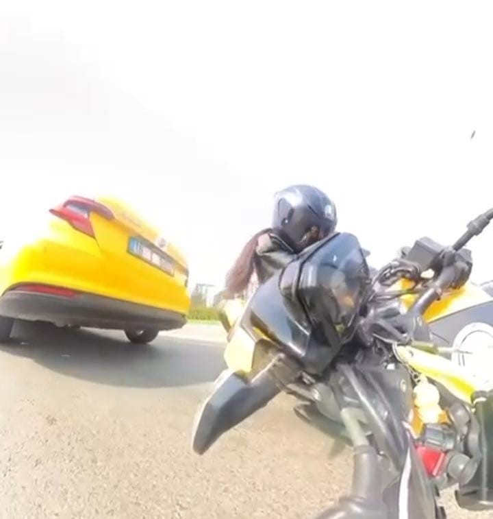 trafigin sikistigini gormeyen motosikletli onunde duran taksiye carpti 3 wdsrHiCU