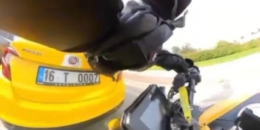 trafigin-sikistigini-gormeyen-motosikletli-onunde-duran-taksiye-carpti-OjNgf1xR.jpg