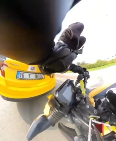 trafigin-sikistigini-gormeyen-motosikletli-onunde-duran-taksiye-carpti-OjNgf1xR.jpg