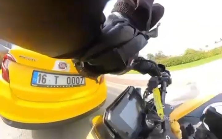 trafigin-sikistigini-gormeyen-motosikletli-onunde-duran-taksiye-carpti-OjNgf1xR.jpg