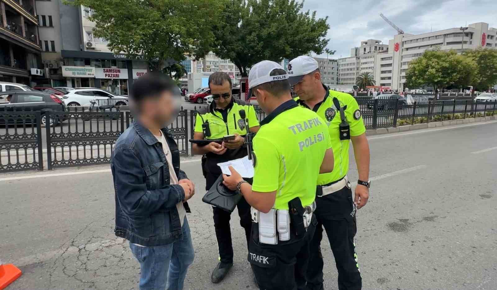 trafik denetimini gorunce anayolda geri geri kacti motorize polis yakaladi 0 3uERBKWc