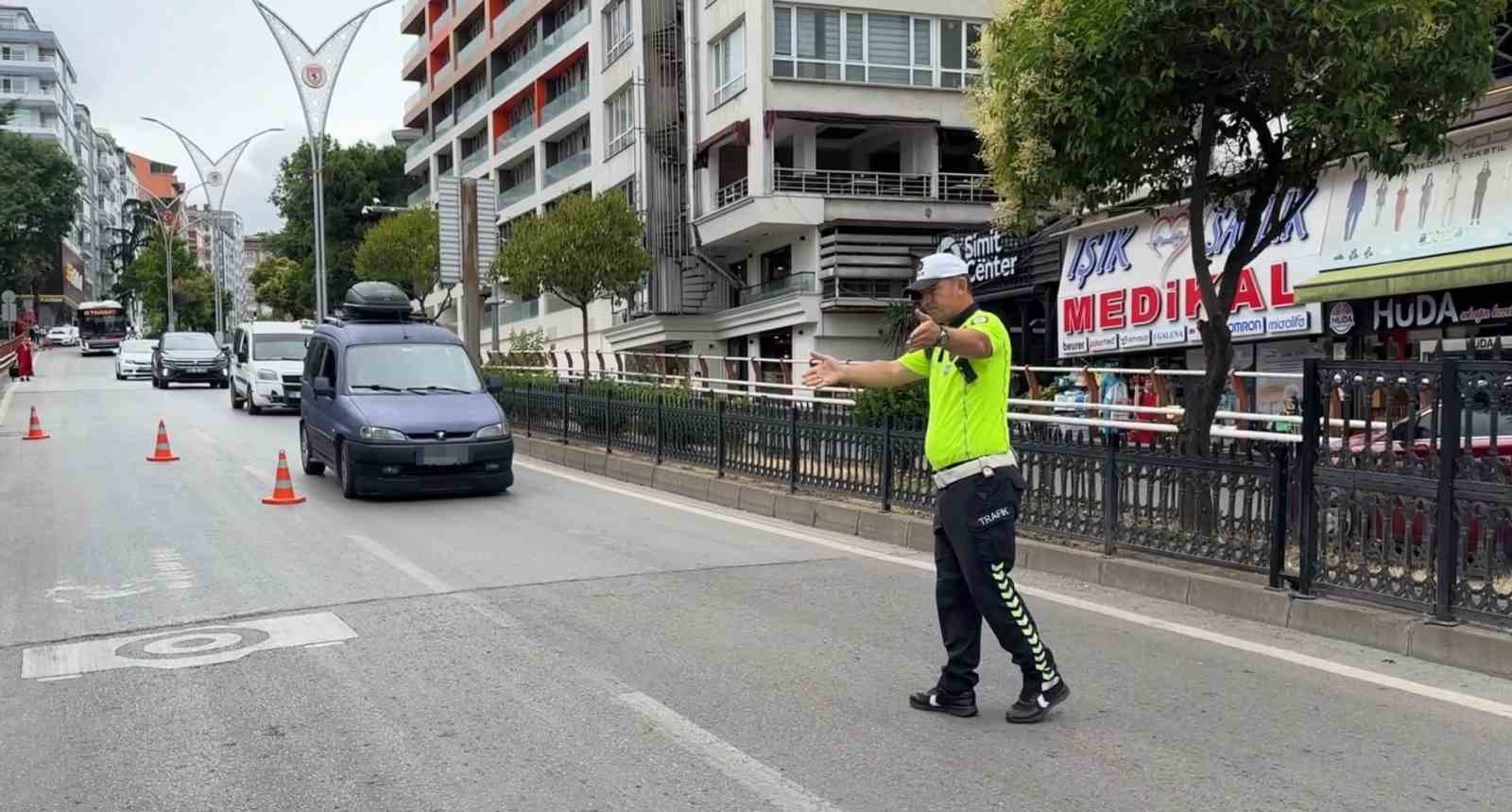 trafik denetimini gorunce anayolda geri geri kacti motorize polis yakaladi 2 tVvNWnBC