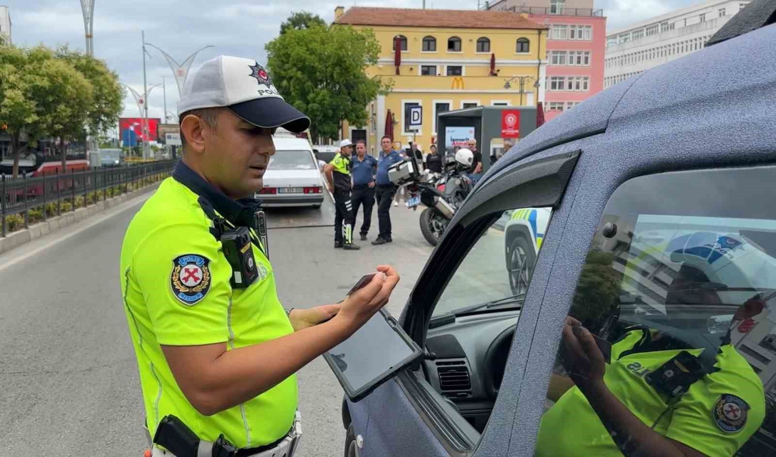 trafik denetimini gorunce anayolda geri geri kacti motorize polis yakaladi 3 mUZ9t72R