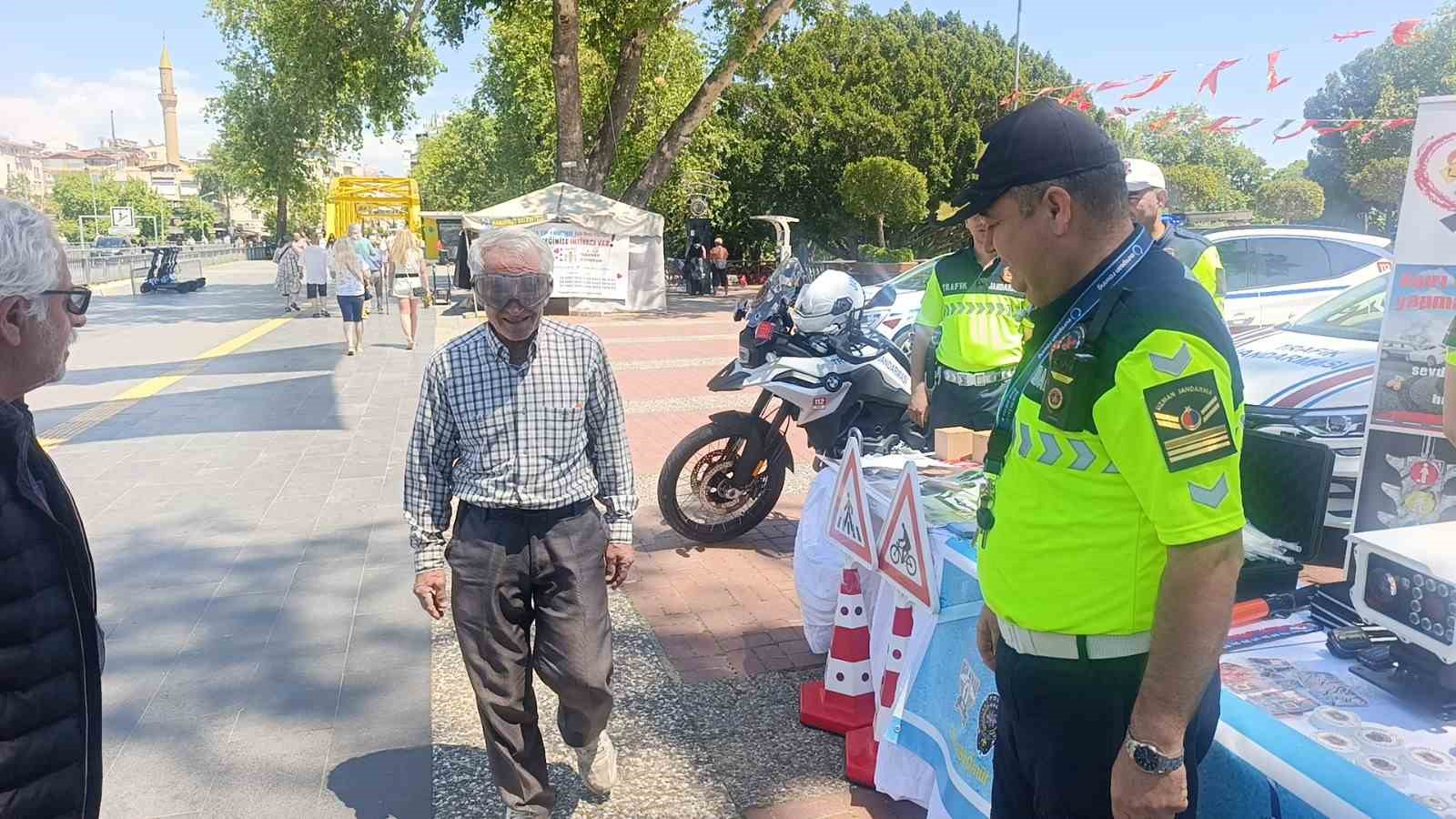 trafik haftasi etkinliklerinde kurallara uyan 3 surucuye plaket verildi 0 yJ6P6zyM