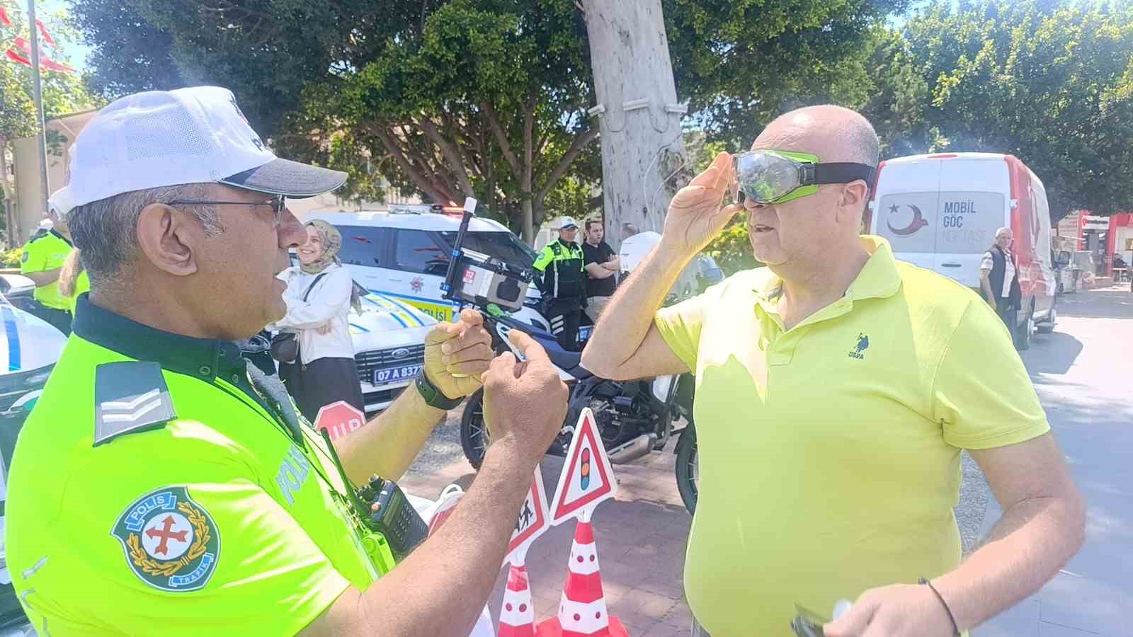 trafik haftasi etkinliklerinde kurallara uyan 3 surucuye plaket verildi 1