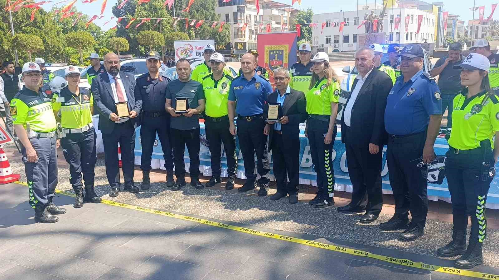 trafik haftasi etkinliklerinde kurallara uyan 3 surucuye plaket verildi 2 HYzDqR7Q
