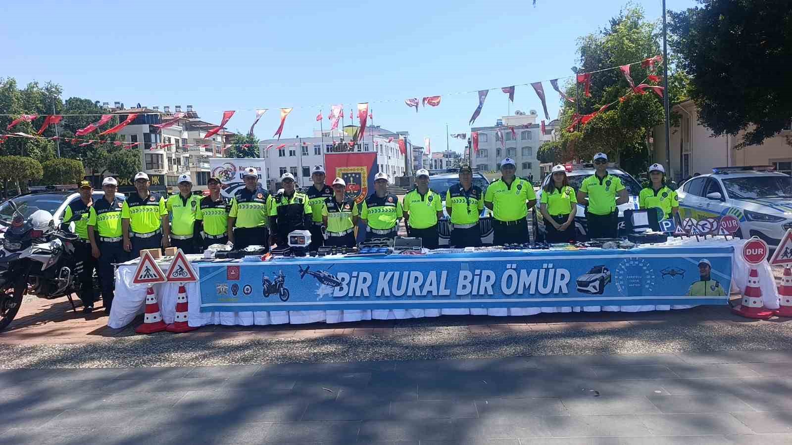 trafik haftasi etkinliklerinde kurallara uyan 3 surucuye plaket verildi 3 knmkaXHV