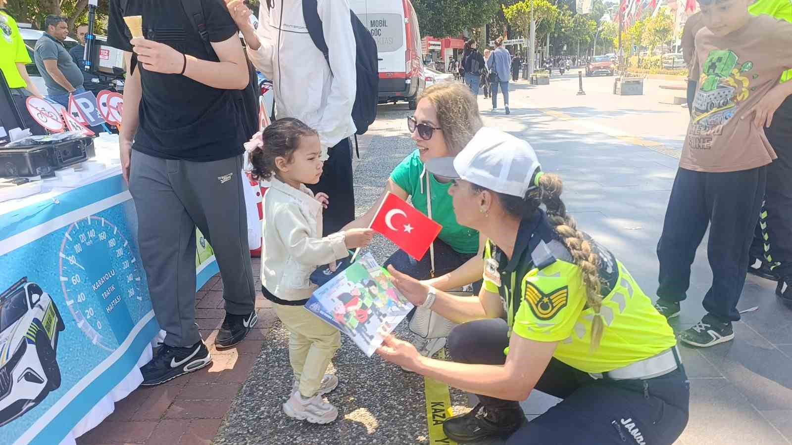 trafik haftasi etkinliklerinde kurallara uyan 3 surucuye plaket verildi 4 qyGznCVJ
