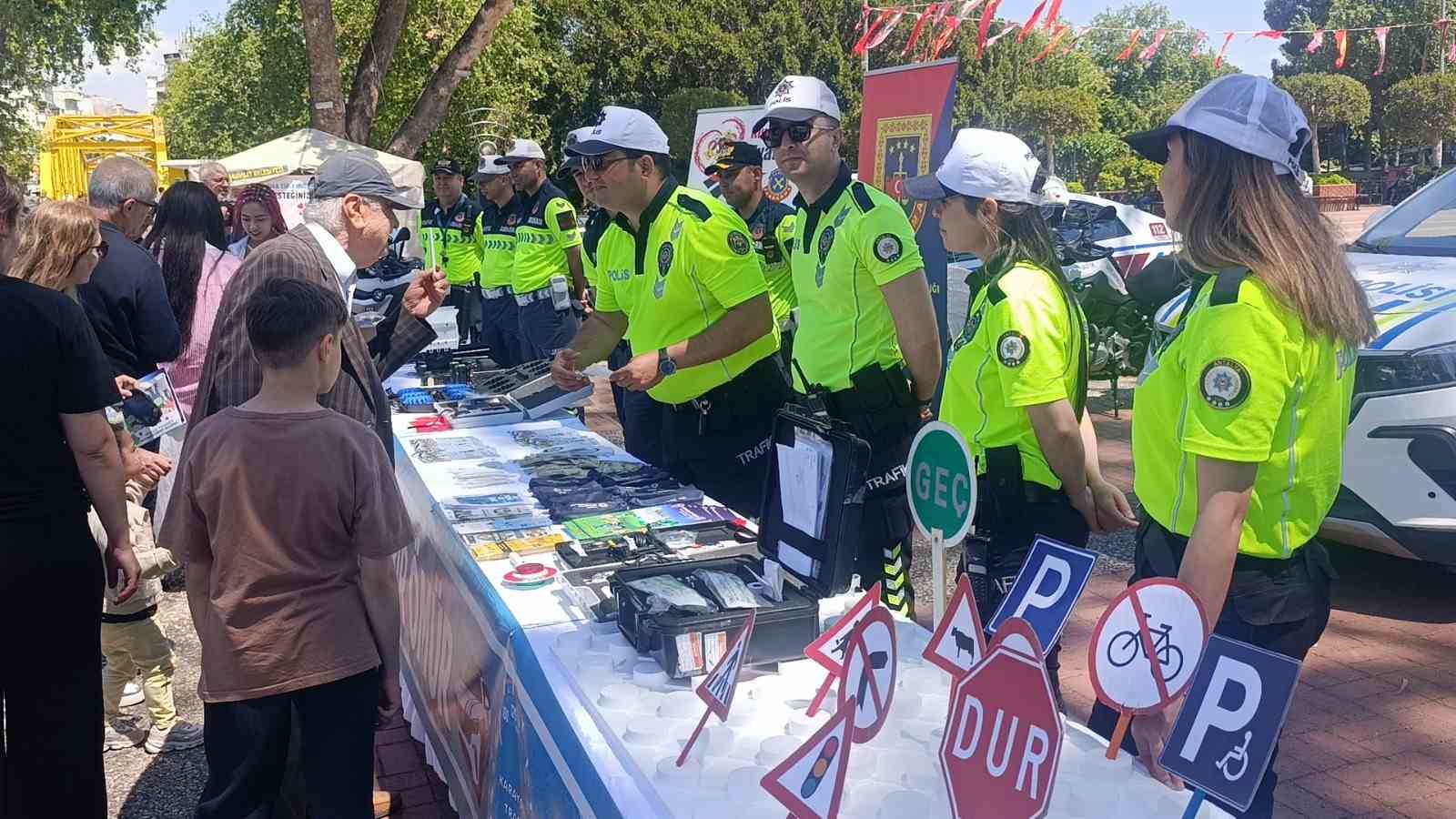 trafik haftasi etkinliklerinde kurallara uyan 3 surucuye plaket verildi 5 IFQaVCmP