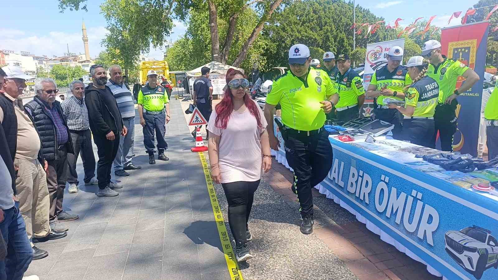 trafik haftasi etkinliklerinde kurallara uyan 3 surucuye plaket verildi 6 73Y1MF4T