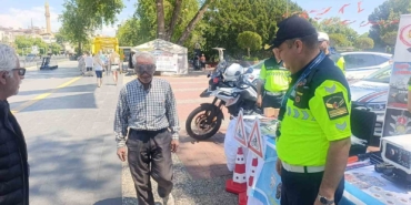 trafik-haftasi-etkinliklerinde-kurallara-uyan-3-surucuye-plaket-verildi-vyR3FPfp.jpg