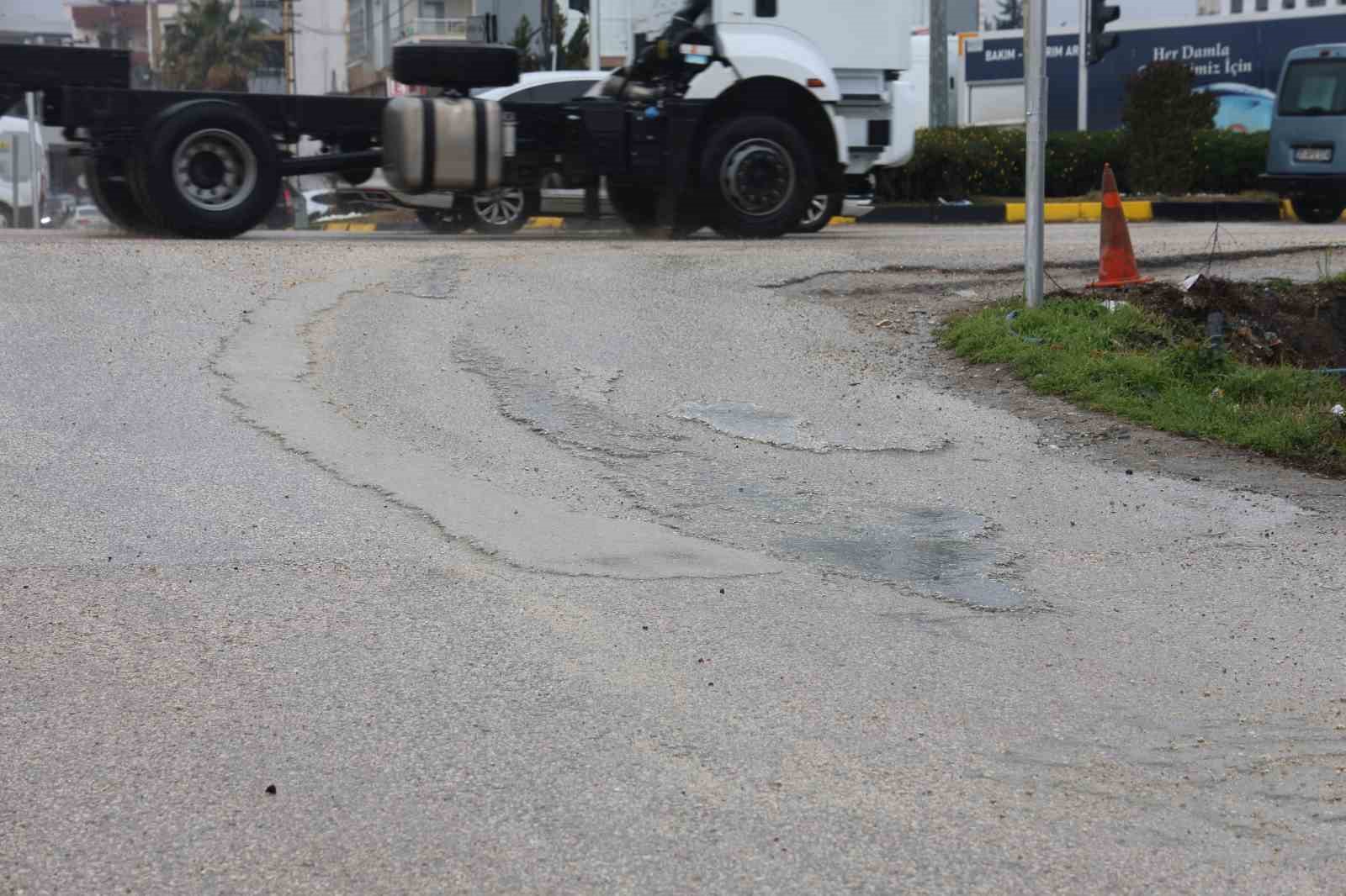 Trafik ışıklarında beklerken yolu betonla kaplayan mikser sürücüsüne ceza uygulandı 4 trafik isiklarinda beklerken yolu betonla kaplayan mikser surucusune ceza uygulandi 0 jejZl1ay