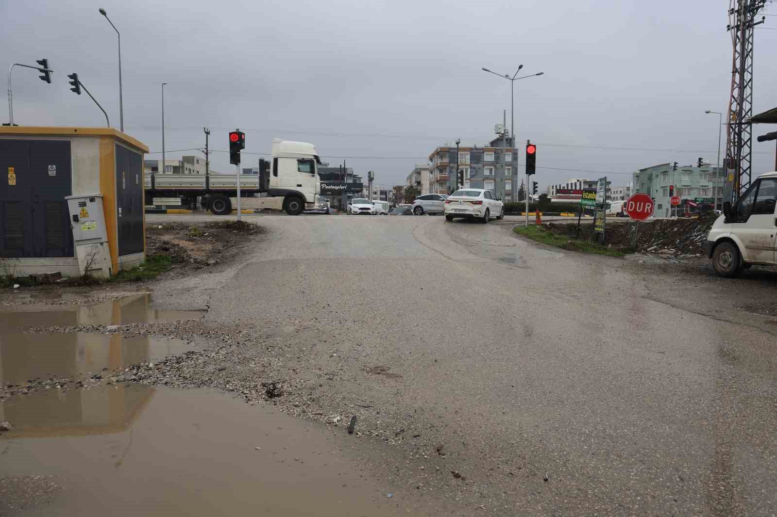 Trafik ışıklarında beklerken yolu betonla kaplayan mikser sürücüsüne ceza uygulandı 5 trafik isiklarinda beklerken yolu betonla kaplayan mikser surucusune ceza uygulandi 1 bW3r2g3g
