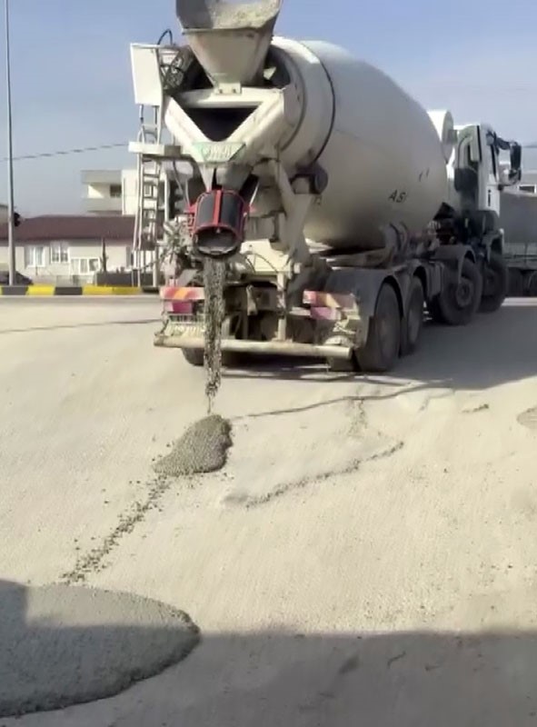 Trafik ışıklarında beklerken yolu betonla kaplayan mikser sürücüsüne ceza uygulandı 6 trafik isiklarinda beklerken yolu betonla kaplayan mikser surucusune ceza uygulandi 2 wNIDc3cO