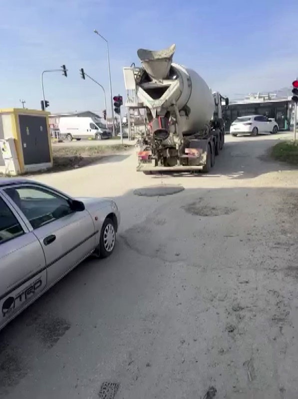 Trafik ışıklarında beklerken yolu betonla kaplayan mikser sürücüsüne ceza uygulandı 7 trafik isiklarinda beklerken yolu betonla kaplayan mikser surucusune ceza uygulandi 3