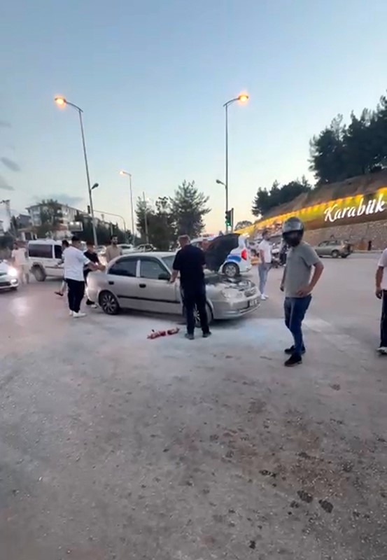 trafik isiklarinda bekleyen otomobilden dumanlar yukseldi 0 gckiGrhv