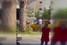 Adana’da kasası eşek dolu kamyonet yola devrildi 2 thumbnail
