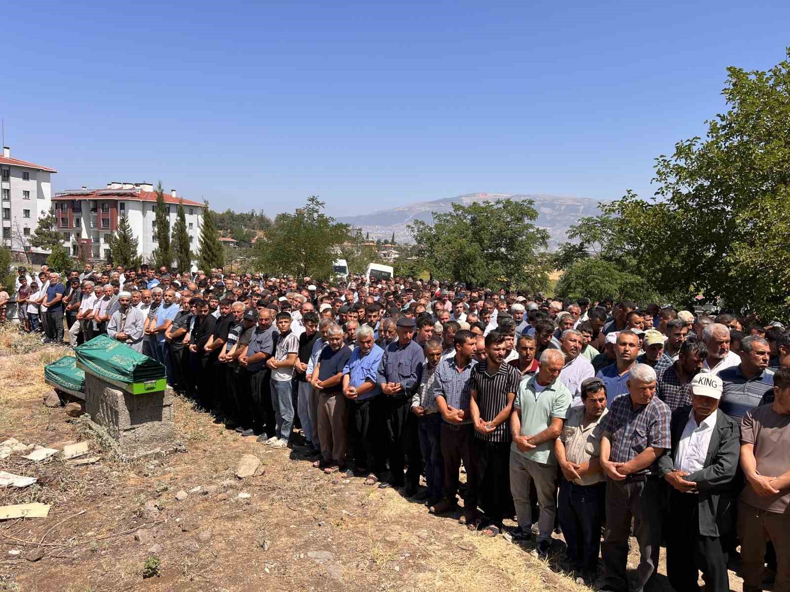 Trafik kazasında hayatını kaybeden anne-oğul Kahramanmaraş’ta son yolculuğuna uğurlandı 4 trafik kazasinda hayatini kaybeden anne ogul kahramanmarasta son yolculuguna ugurlandi 0 earC2tsA