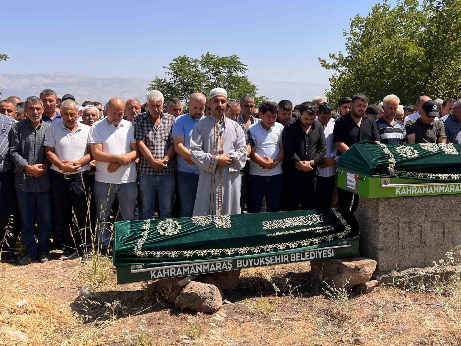 Trafik kazasında hayatını kaybeden anne-oğul Kahramanmaraş’ta son yolculuğuna uğurlandı 5 trafik kazasinda hayatini kaybeden anne ogul kahramanmarasta son yolculuguna ugurlandi 1 saLVMSCY