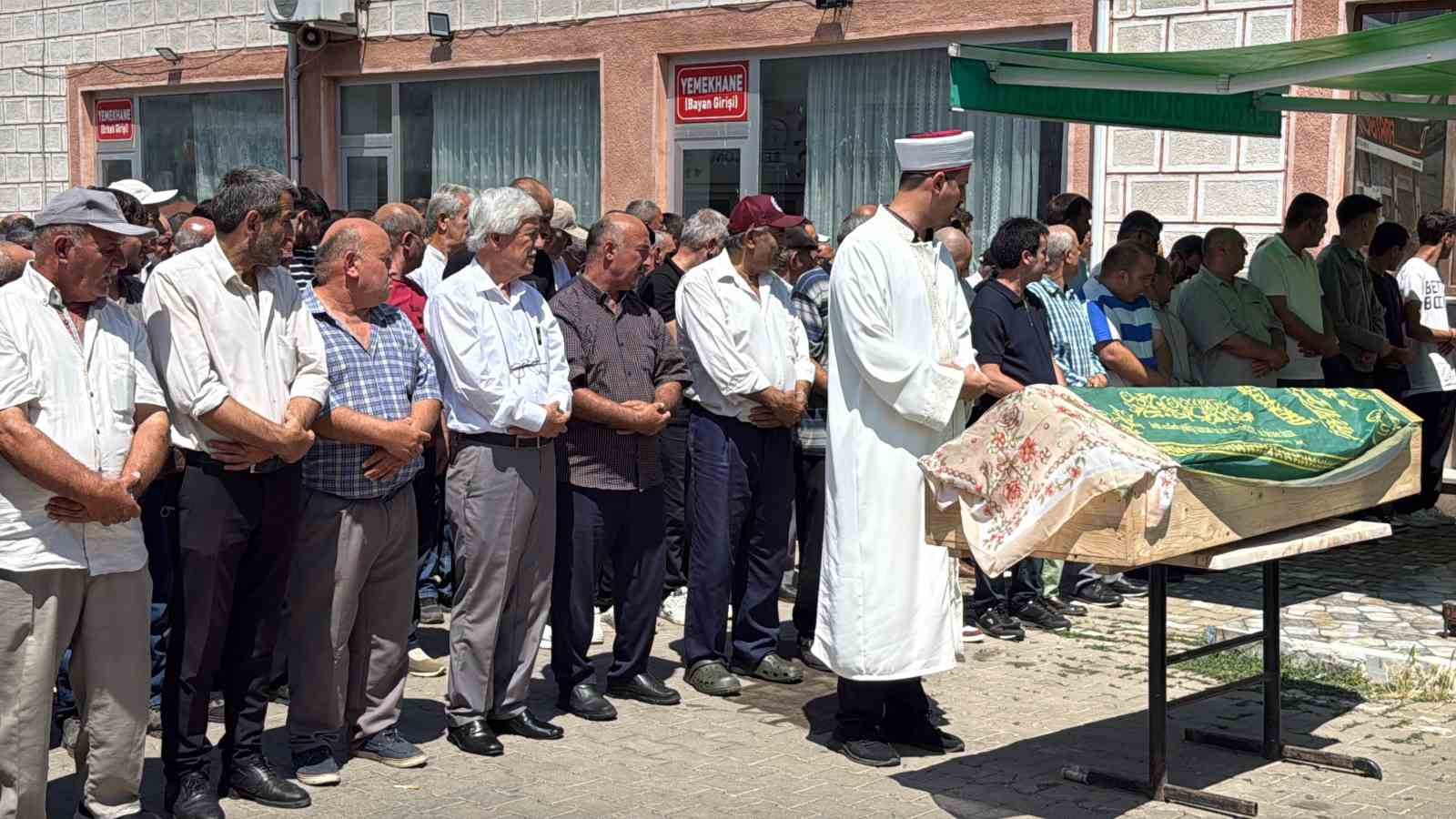 Trafik kazasında hayatını kaybeden çift son yolculuğuna uğurlandı 6 trafik kazasinda hayatini kaybeden cift son yolculuguna ugurlandi 2 4RKaDDDW