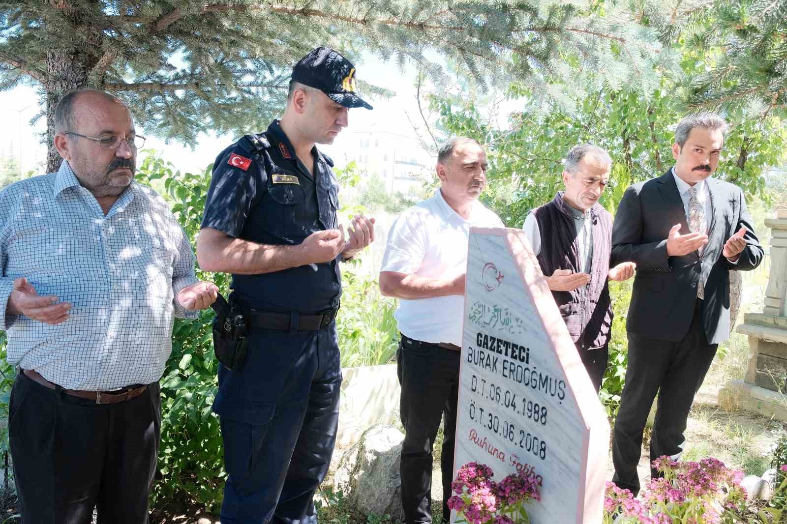 trafik kazasinda hayatini kaybeden genc gazeteci mezari basinda anildi 0 HTbr1LLN