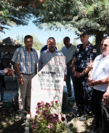trafik-kazasinda-hayatini-kaybeden-genc-gazeteci-mezari-basinda-anildi-wDSTT1B5.jpg