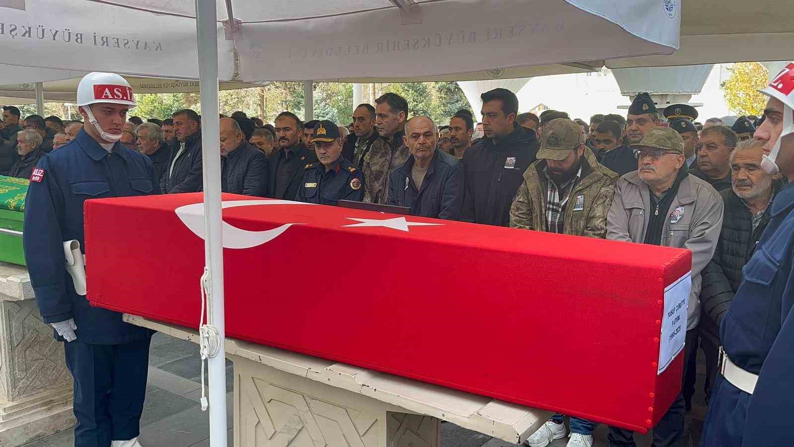 trafik kazasinda hayatini kaybeden genc ustegmen topraga verildi 2