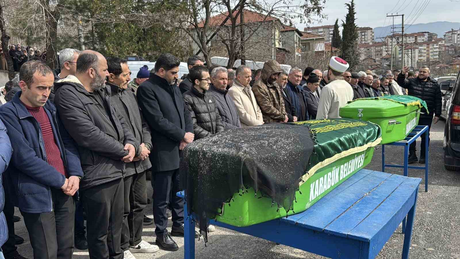 trafik kazasinda hayatini kaybeden kari koca topraga verildi 1 zhse9Ndm