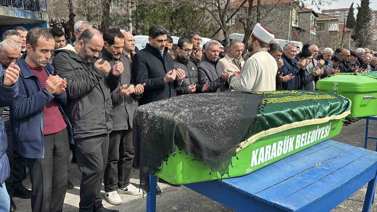 trafik kazasinda hayatini kaybeden kari koca topraga verildi 3 7pecTTZ2