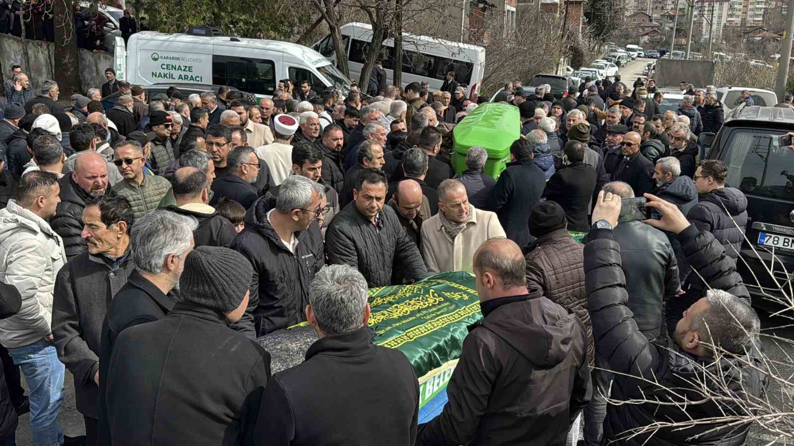 trafik kazasinda hayatini kaybeden kari koca topraga verildi 4 rt5pAKcd